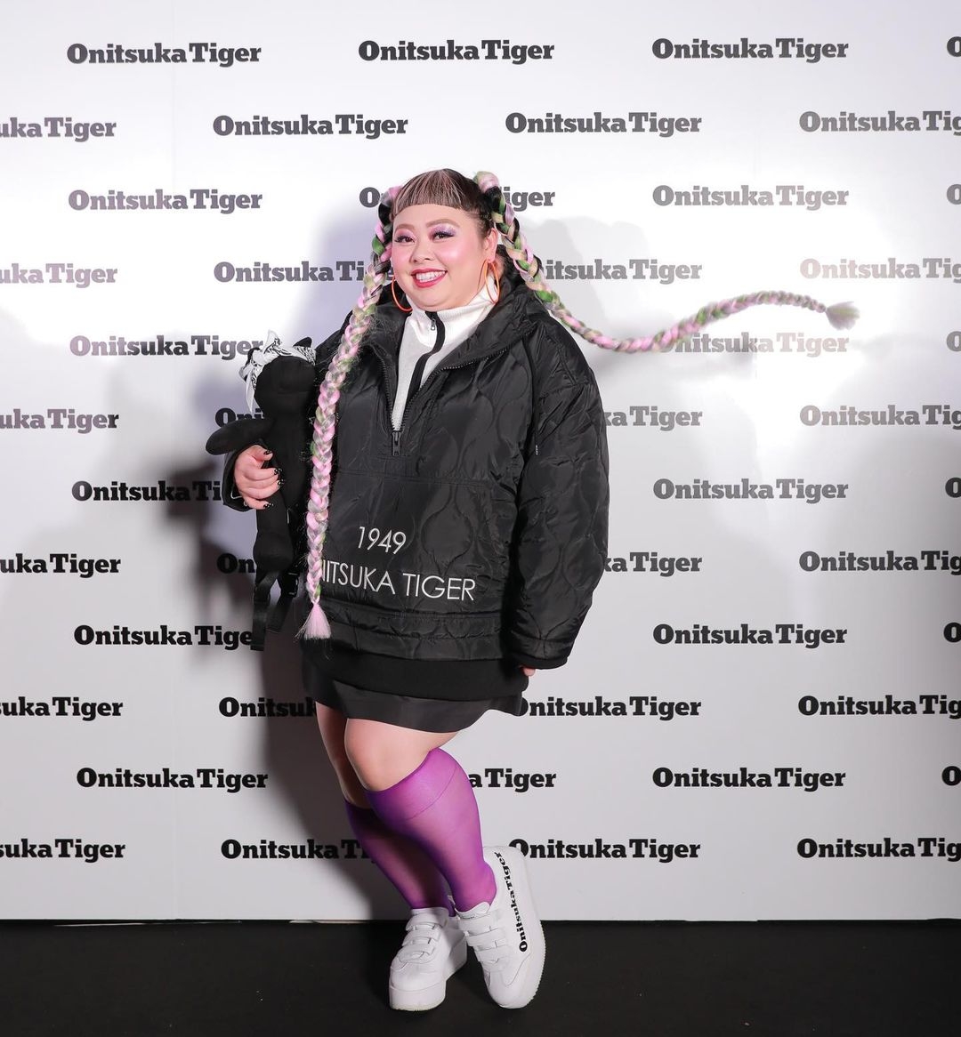 即便是中性的上衣或 T-shirt 也能利用可愛的色彩營造俏皮感。