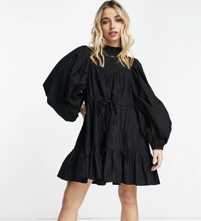 小高領款式的傘狀洋裝很挑身形，必須小心挑選。