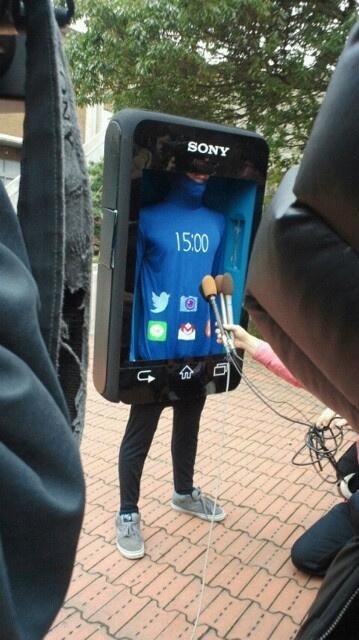 他變裝成超逼真的Sony手機