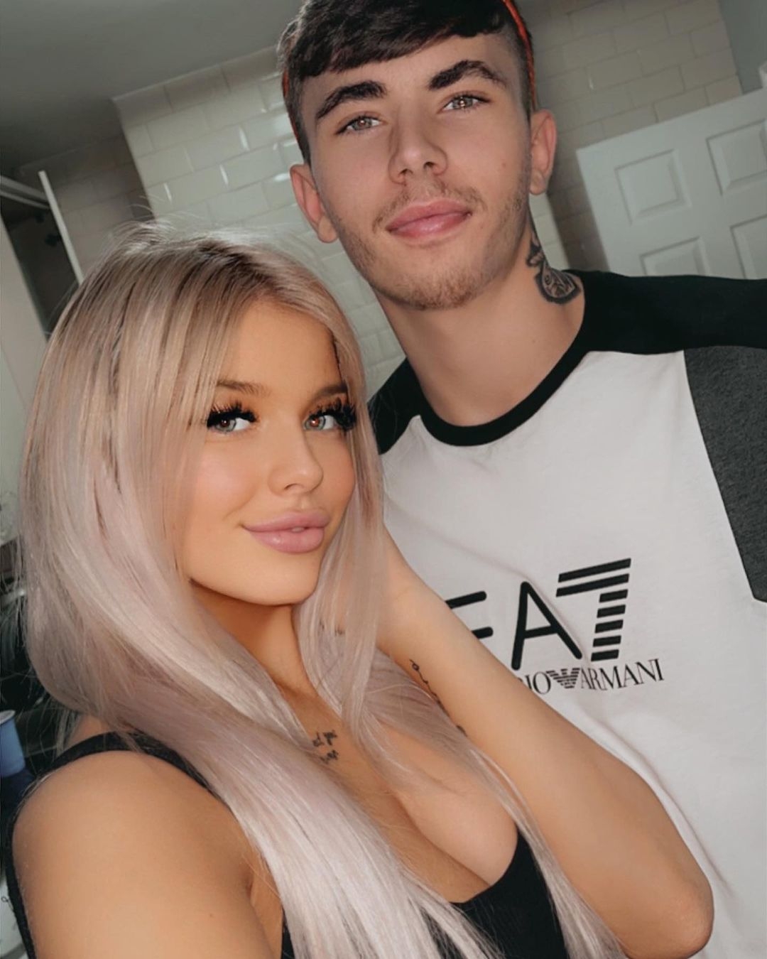  Macauley 從流浪漢蛻變成了型男