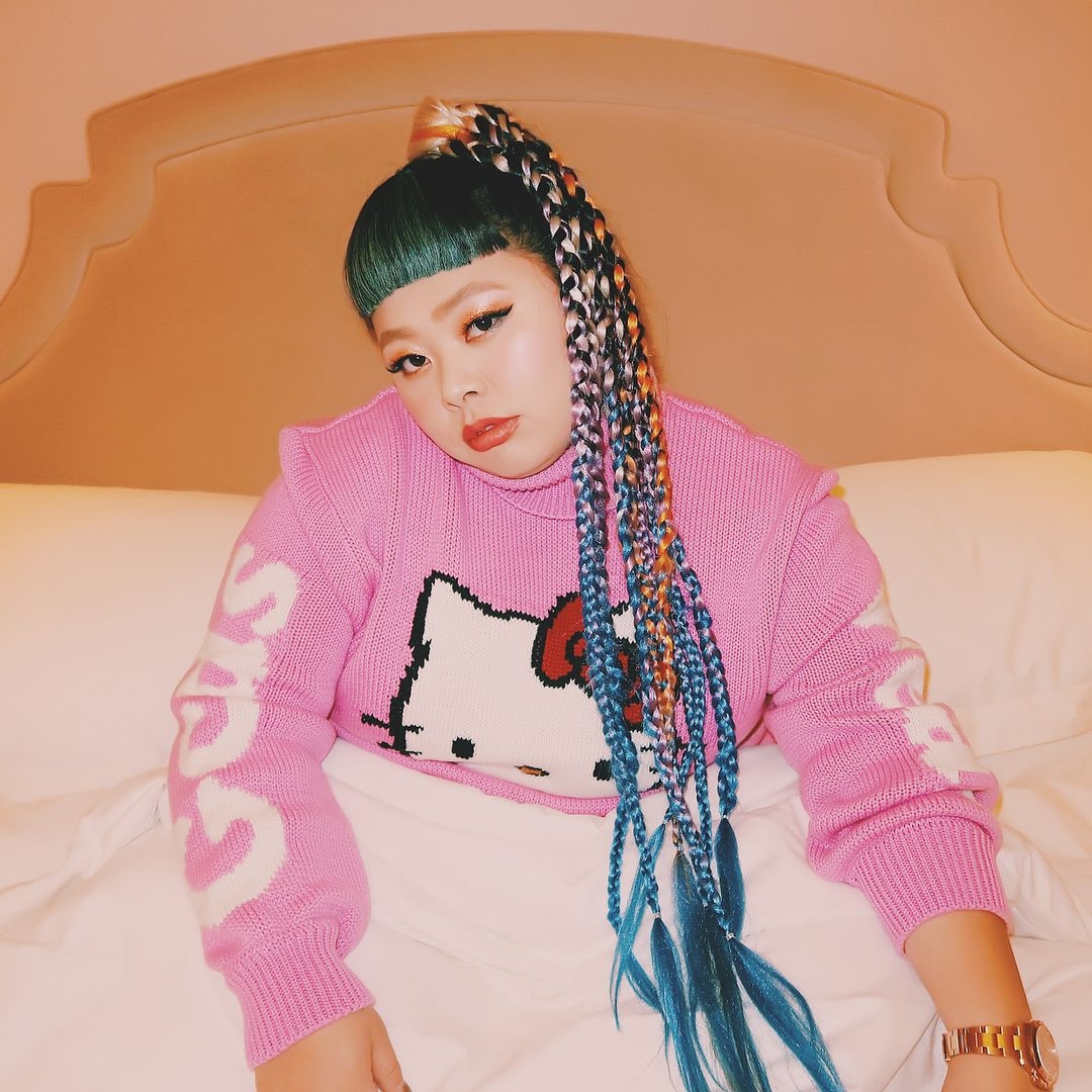 渡邊直美穿著 GCDS 和 Hello Kitty 聯名針織上衣。