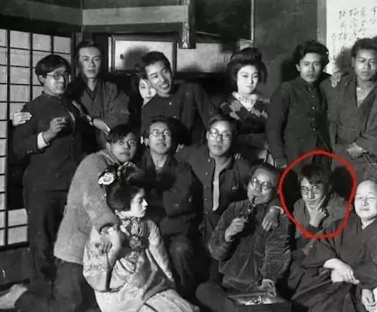 太宰治中學時期的大合照，可以看得出來他總笑臉迎人。