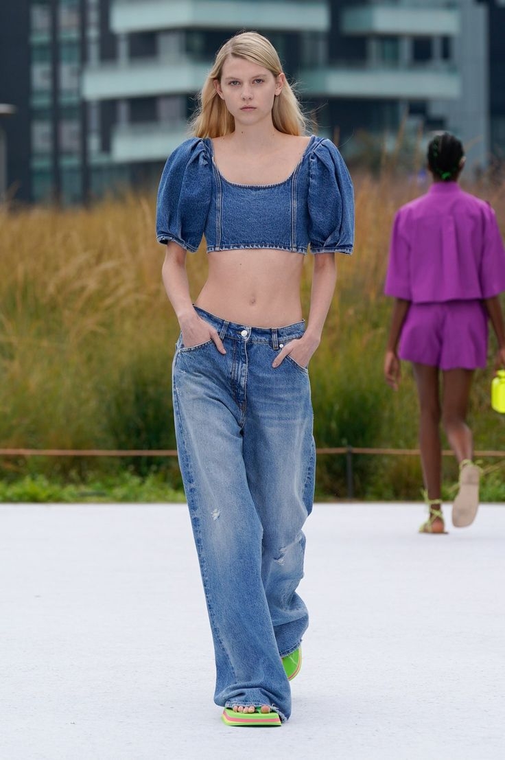 MSGM 2022春夏新品中的低腰牛仔褲配同材質短版上衣非常有型。