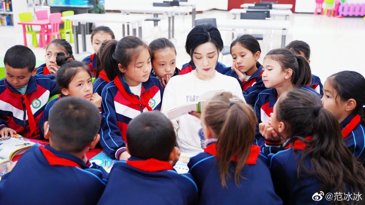 范冰冰探訪孩子超顯白