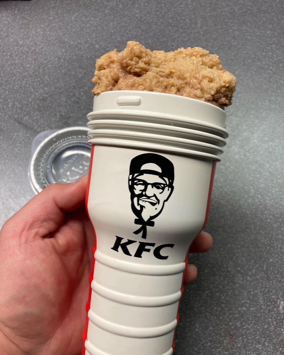 肯德基外帶杯極像飛機杯