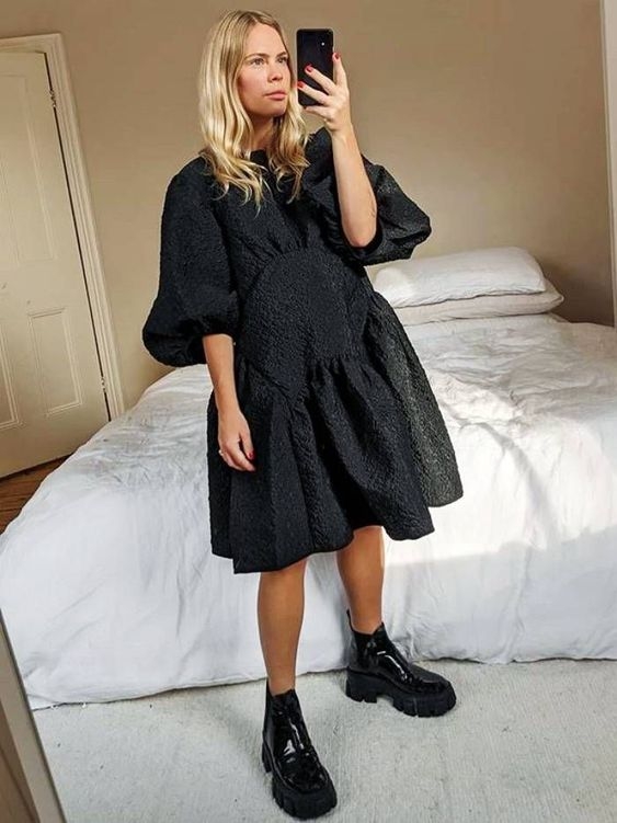 短靴搭配傘狀洋裝非常時髦，但必須注意短靴長度，差一點點就差很多。