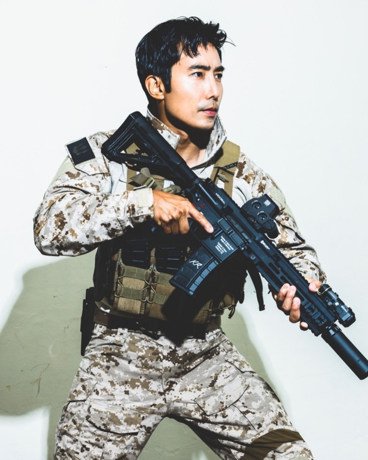 李根大尉出發前往烏克蘭