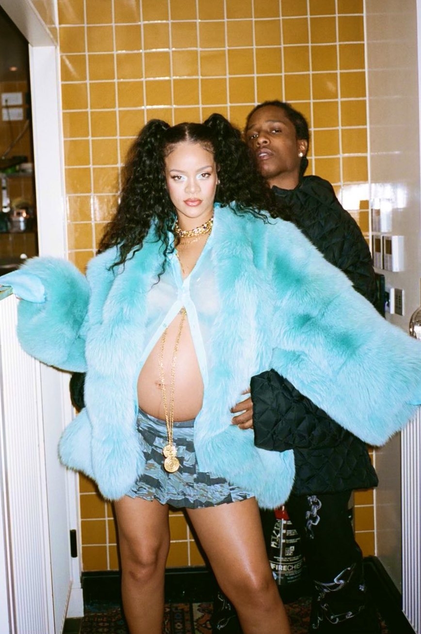 蕾哈娜性感孕婦穿搭