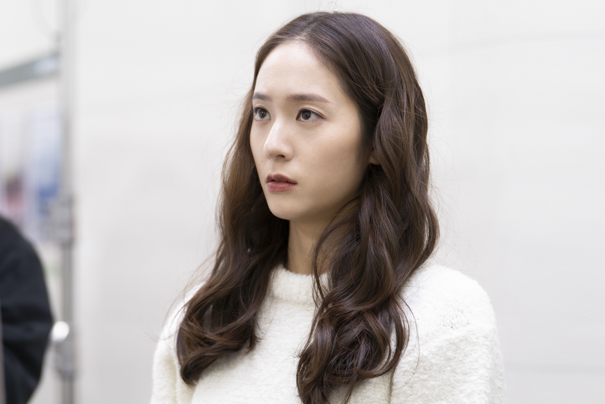 鄭秀晶飾演盧高鎮的秘書李信雅