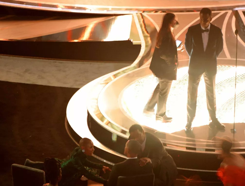 威爾史密斯老婆在一旁安撫