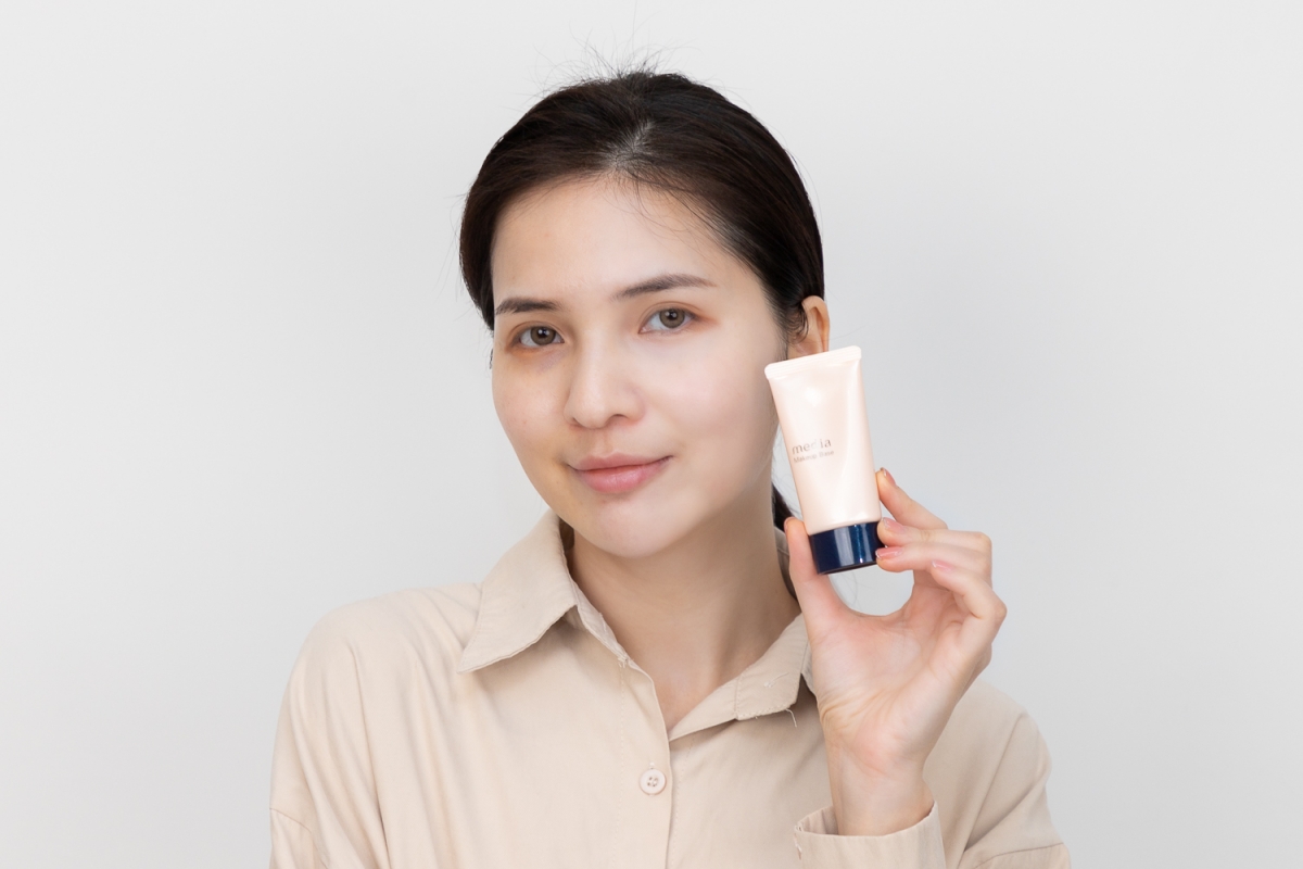 美肌修色粧前乳偏橘色調的色號能夠有效修飾臉部暗沉、及泛紅