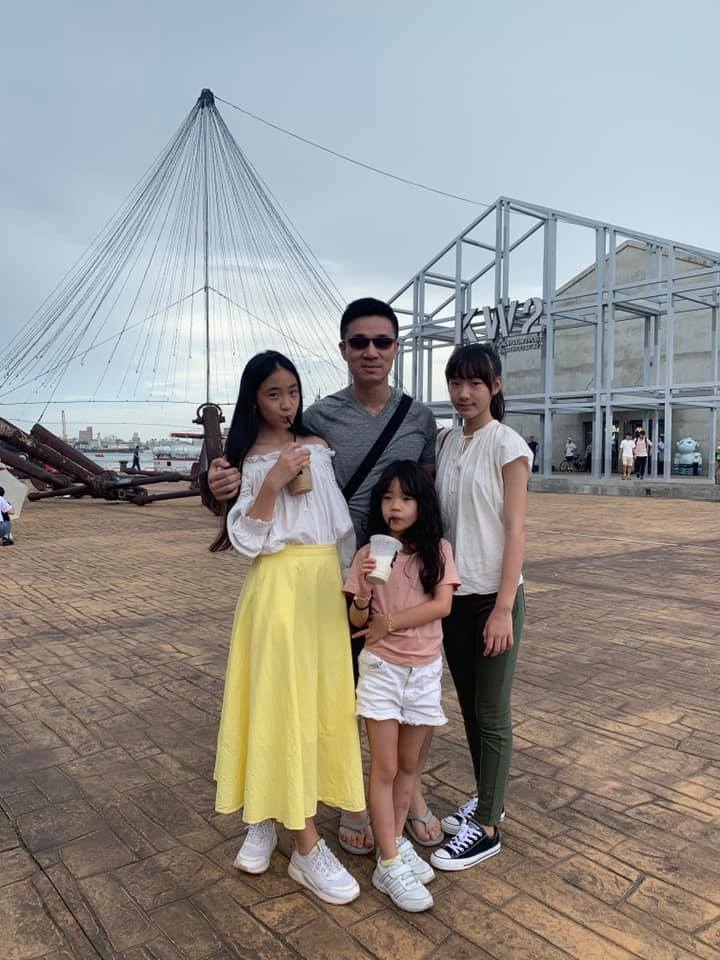 小S老公與女兒們合照