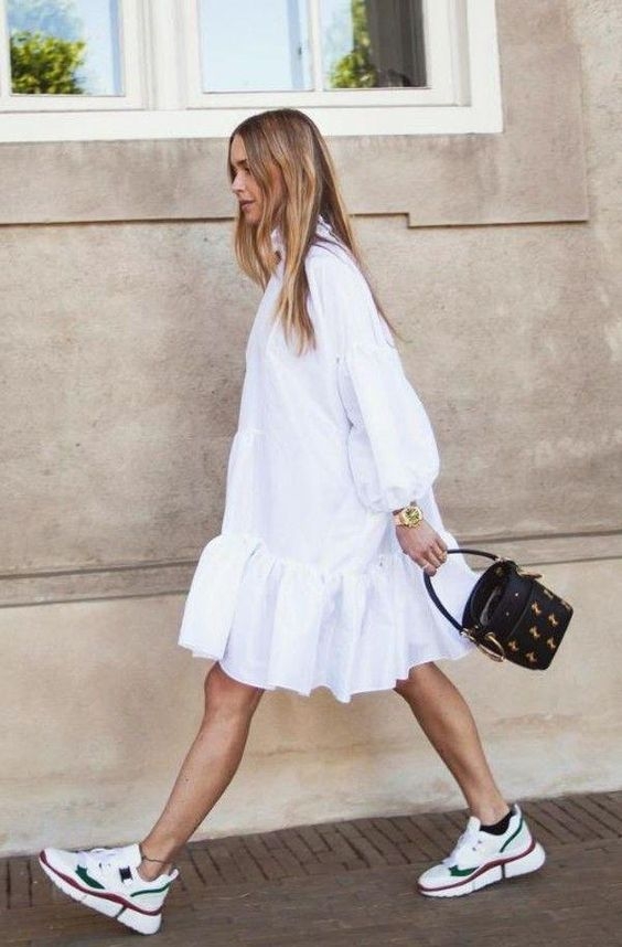 披頭散髮時穿著簡單設計的傘狀洋裝，整體容易顯得沒有精神。