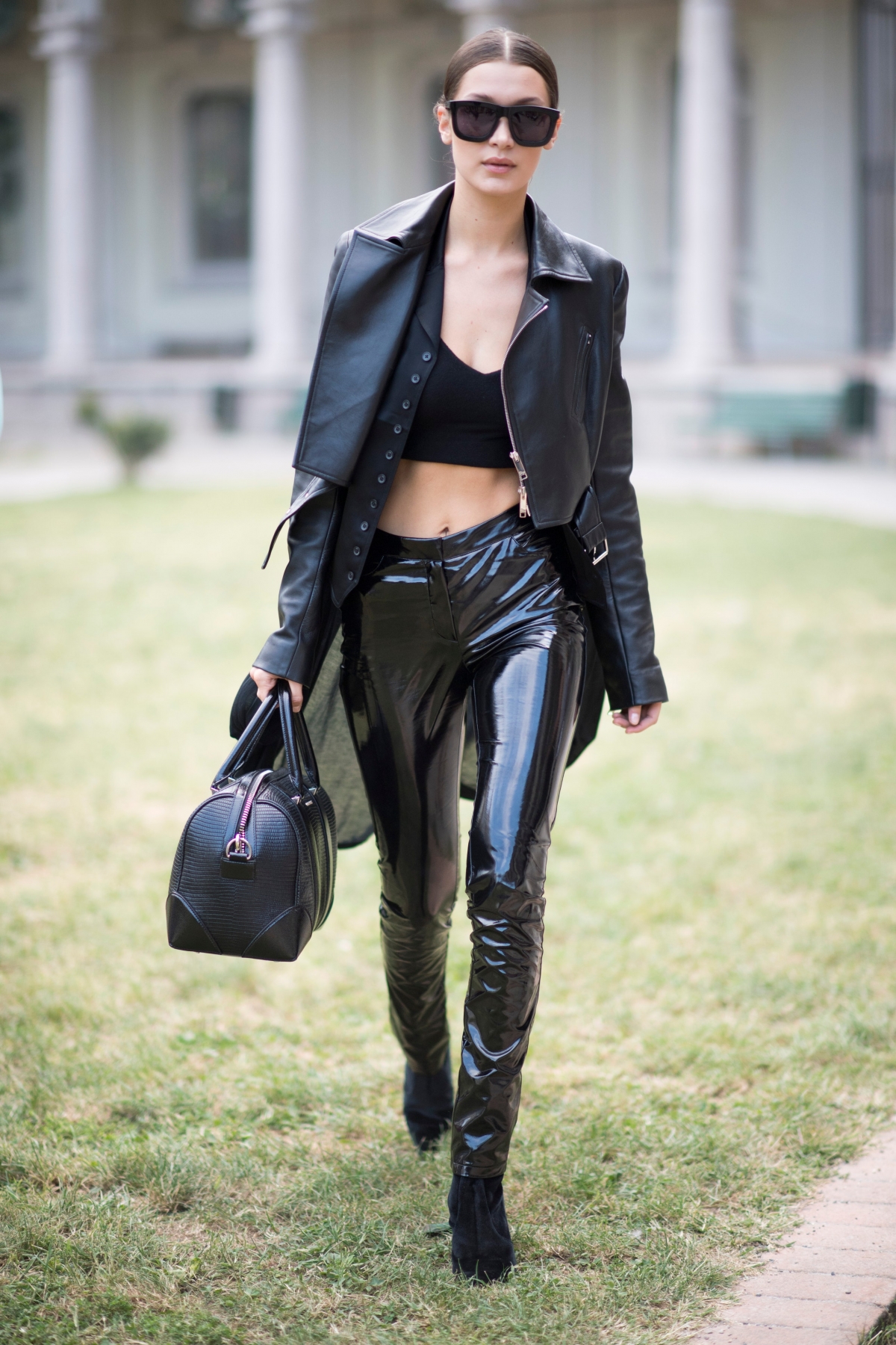 雖然全身的是黑色，但運用異材質就能創造層次感。