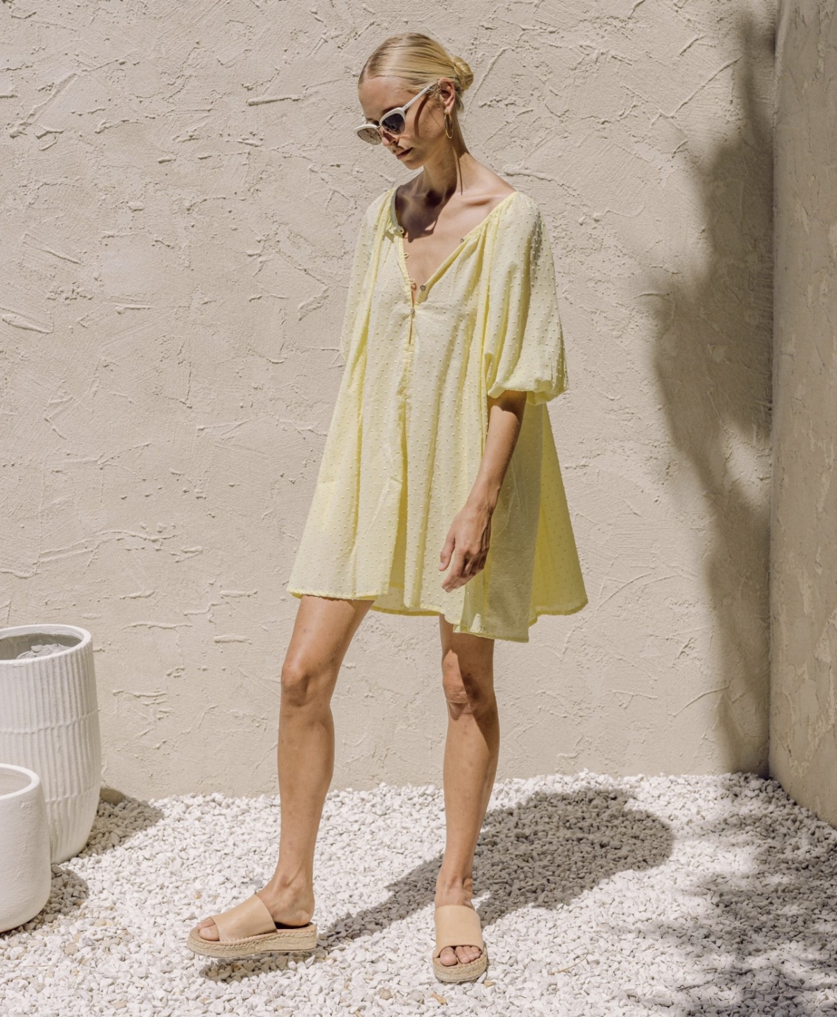 傘狀洋裝搭配 Platform 設計的鞋款，可以讓整體腿部比例更顯修長。