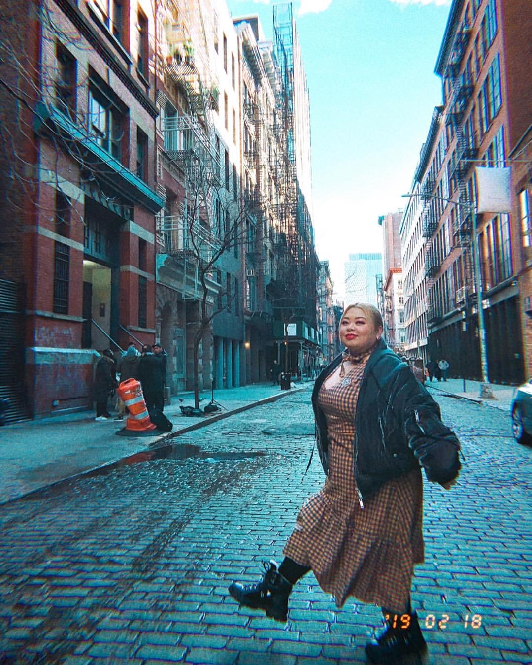 格紋配騎士風皮外套是萬年不敗的經典打扮。