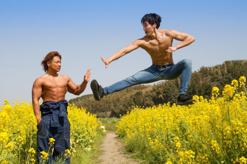 季節限定的「猛男們在油菜花田」