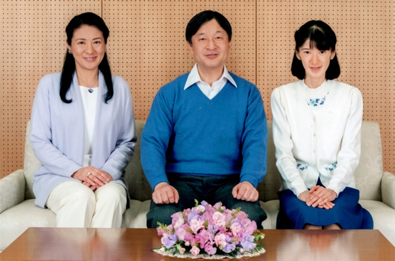 愛子15歲生日時拍攝皇室家庭照,卻顯得瘦骨如柴