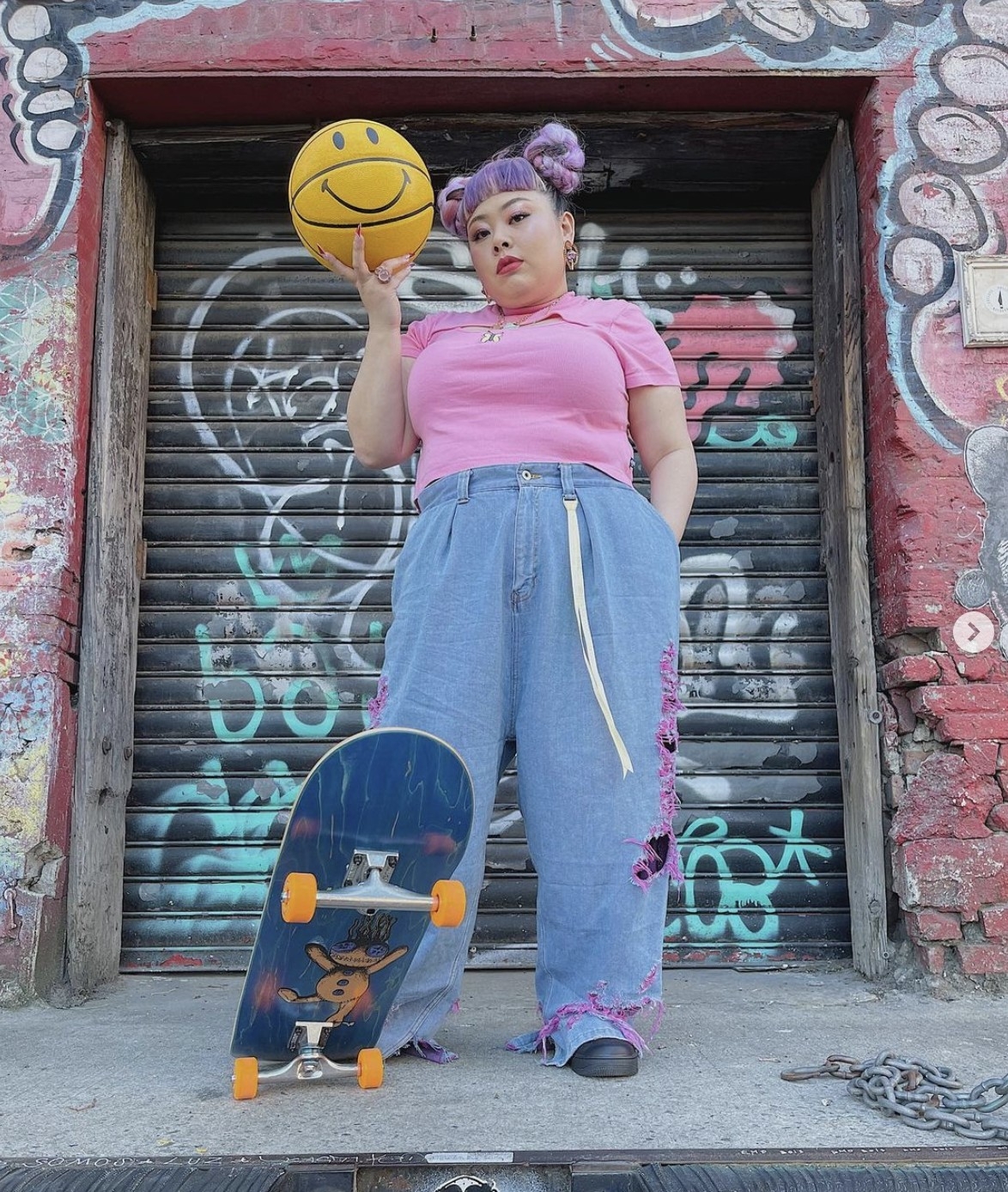 穿著美式街頭風格的渡邊直美。