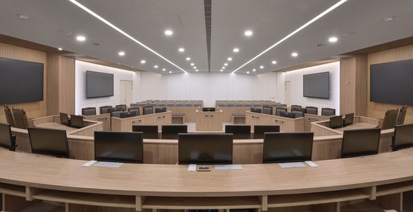 能夠完整觀看到廳內景象的座席區。