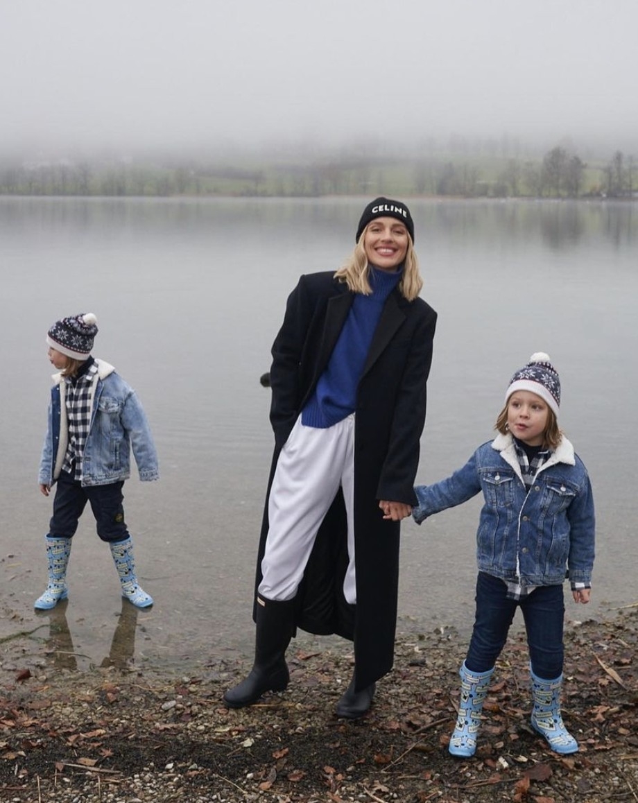 雨靴搭配棉褲有種衝突美感，非常時髦！