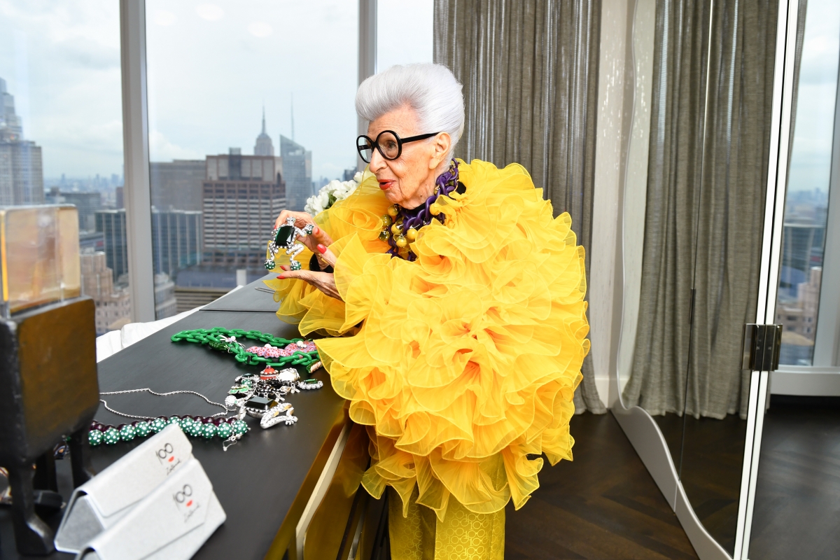 Iris Apfel x H&M 聯名系列將於3月31日開始販售。