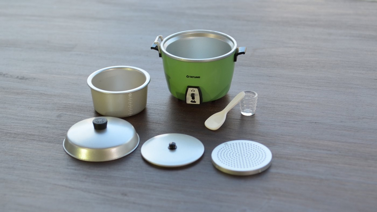 大同電鍋迷你扭蛋將鍋蓋、內鍋、飯勺、量杯等物一一做出