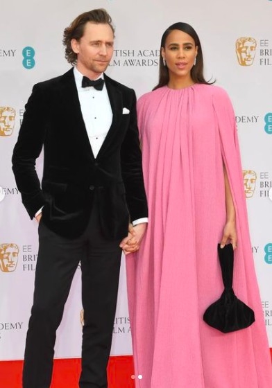 兩人大方牽手出席 BAFTA 頒獎典禮