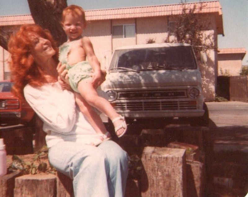 媽媽抱著2歲的潔西卡雀絲坦