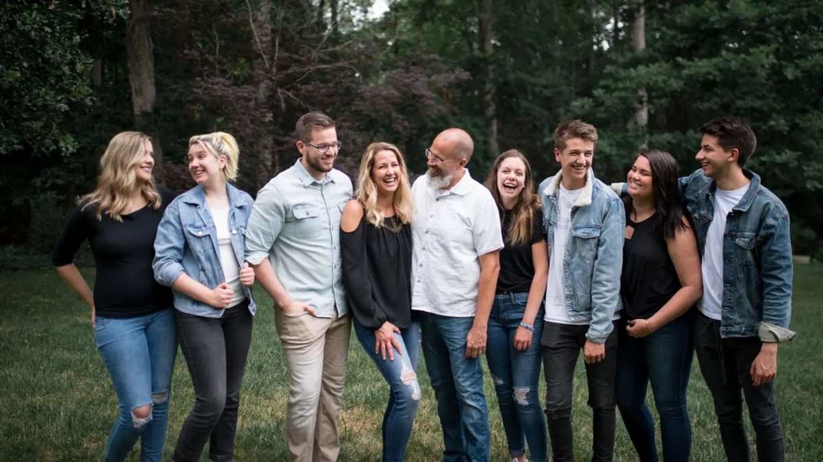 兩人育有7子，一家9口幸福美滿