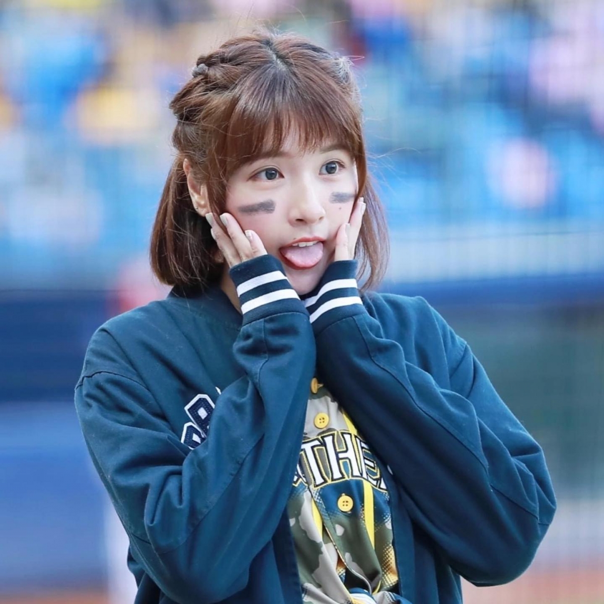 峮峮認真敬業的態度圈粉無數