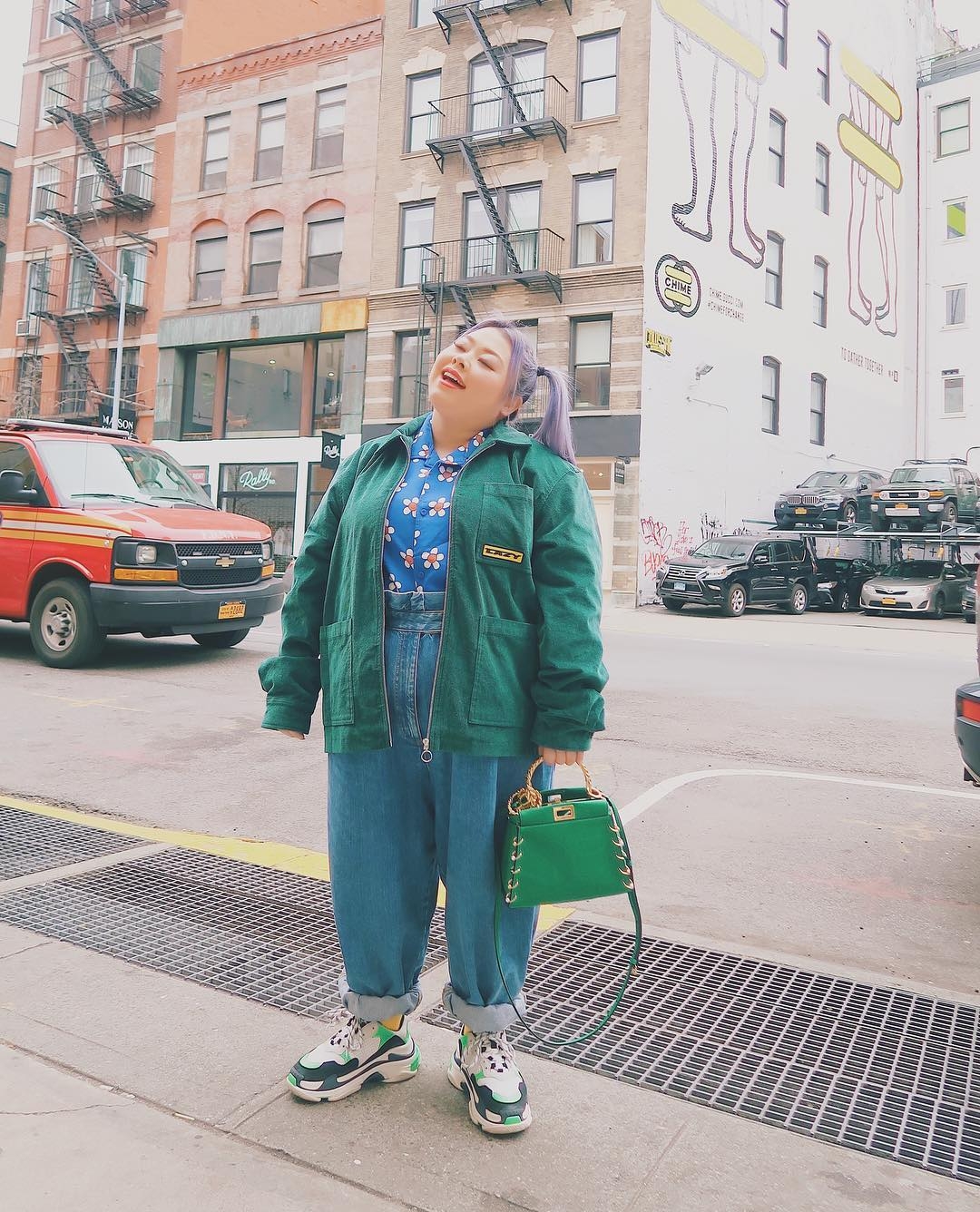 渡邊直美的照片中也很常見到英國品牌 Lazy Oaf 的蹤影。