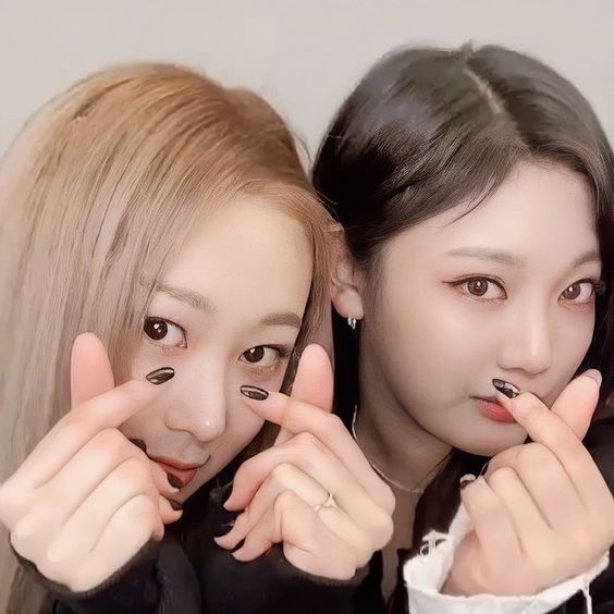 動作1：手比愛心拍照