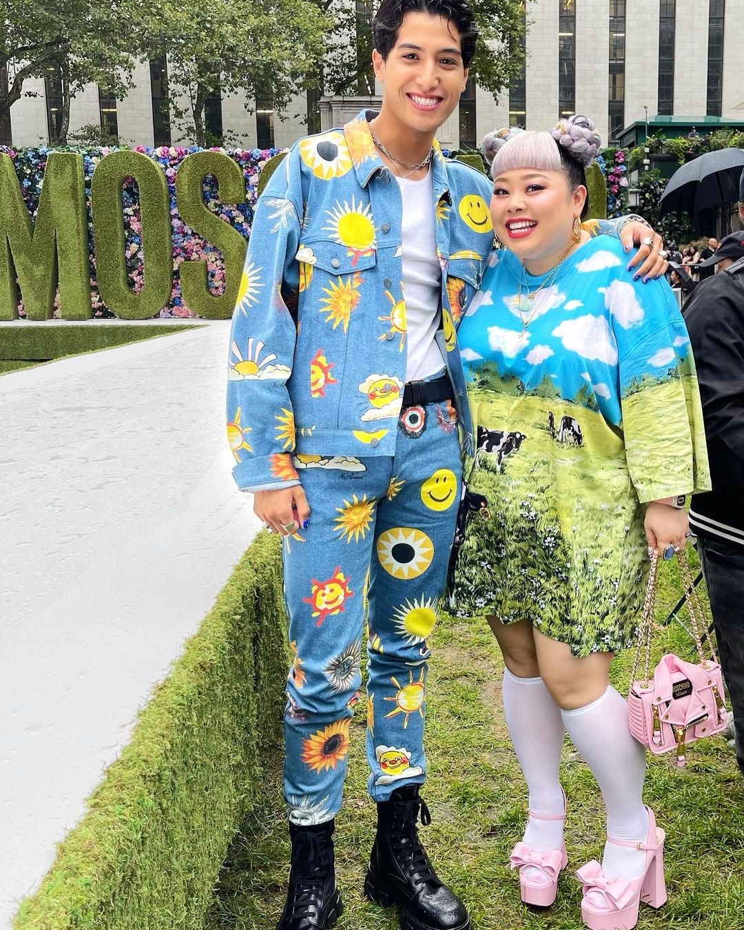 渡邊直美很適合穿著 Moschino 的服飾。