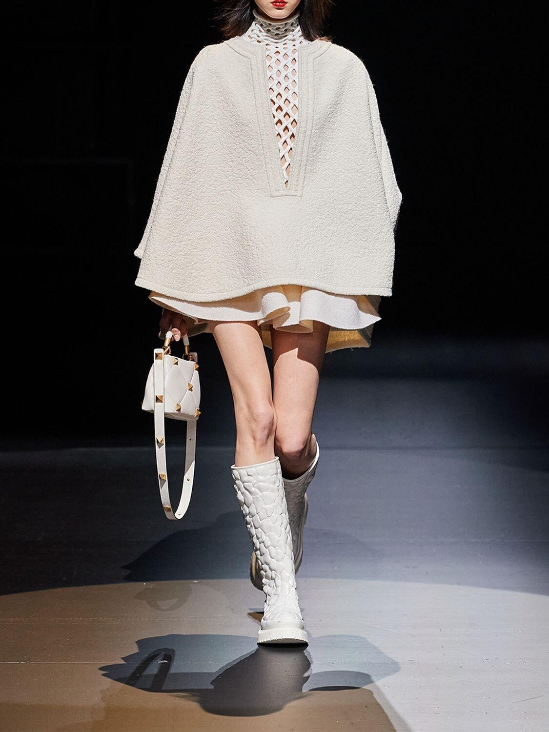 VALENTINO GARAVANI Atelier petal-embellished rubber rain boots，約 NT$30,000