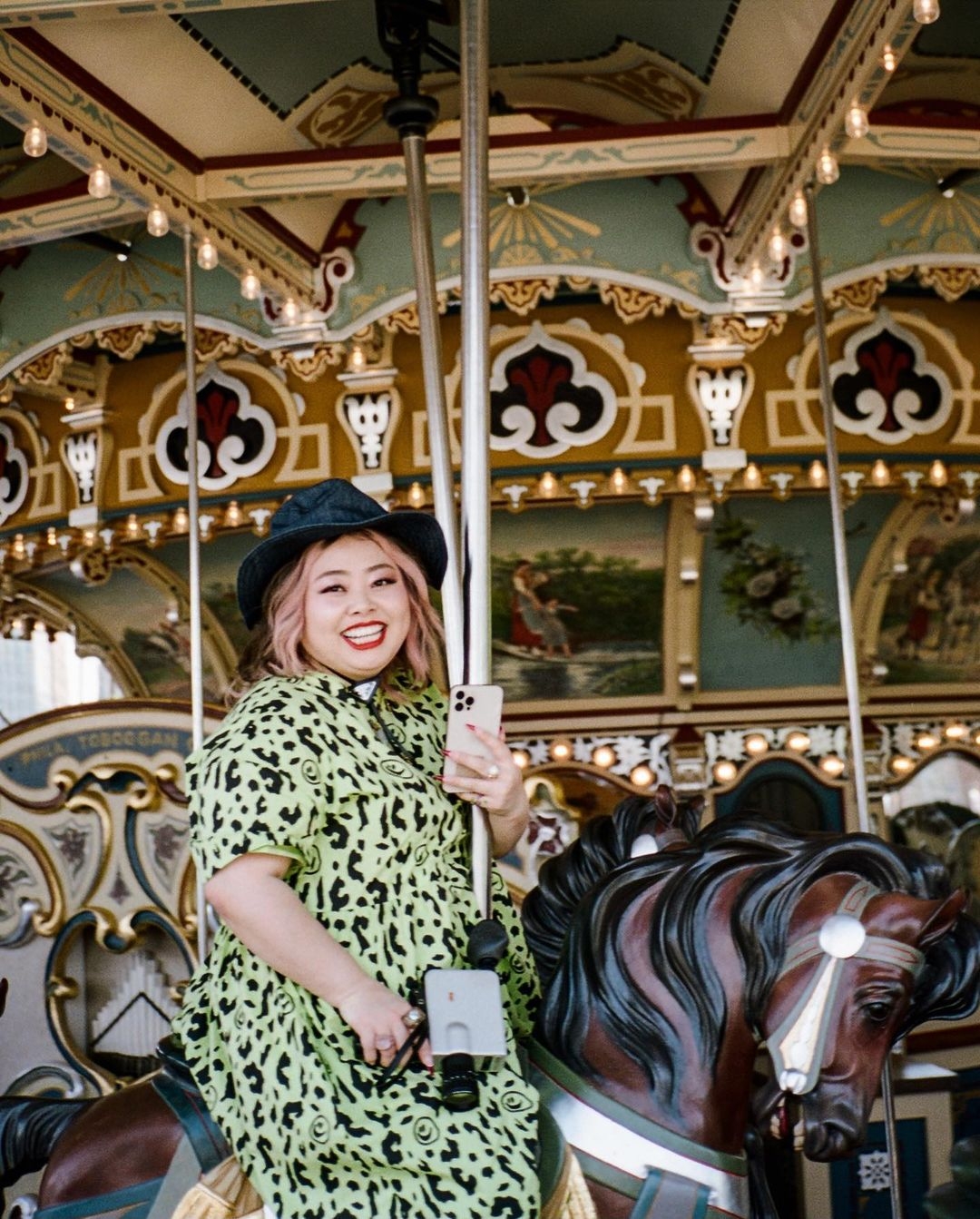 渡邊直美穿著 Lazy Oaf 經典笑臉動物紋洋裝。