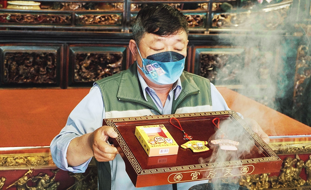 鹿港天后宮 副主任委員 親自為祈福小神衣過香爐加持