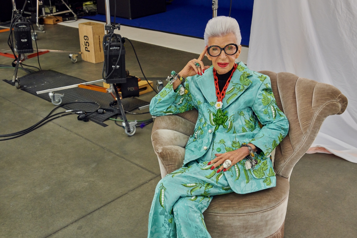 Iris Apfel X H&M 幕後花絮照。