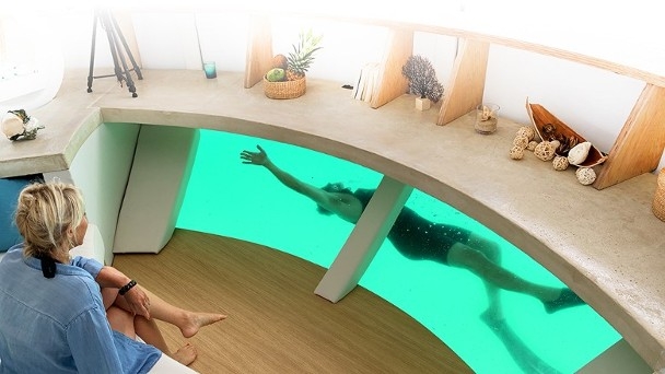 船內還精緻設計「海底窗戶」不只可以讓潛水遊客可以互動,還可以在船上飽覽海底風景