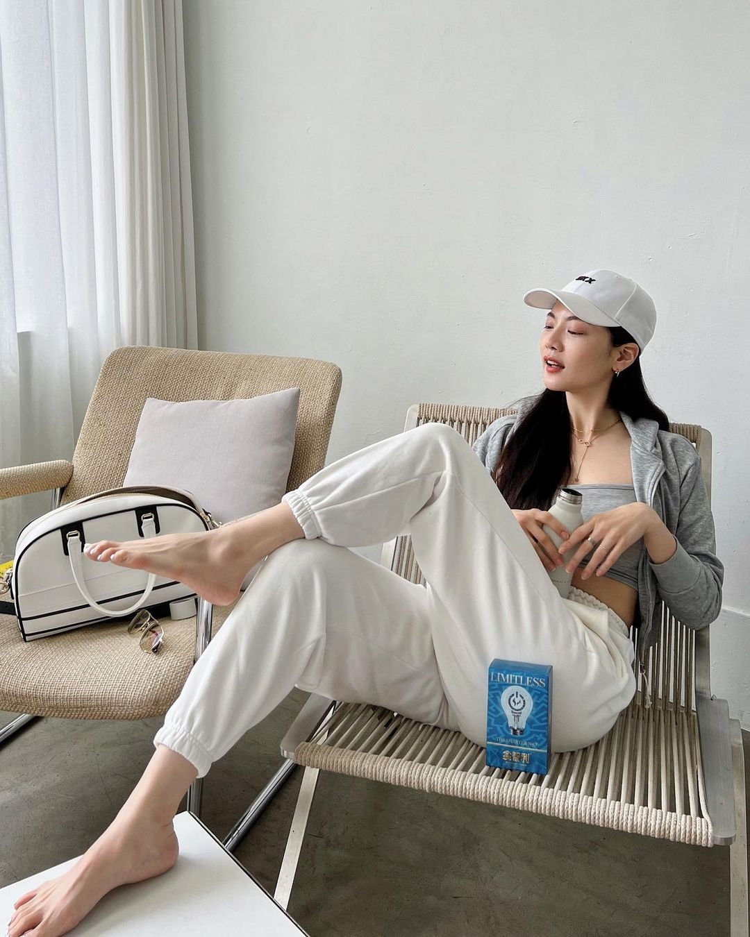 黑白灰這三個基本色,很常出現在喬喬的穿搭中。