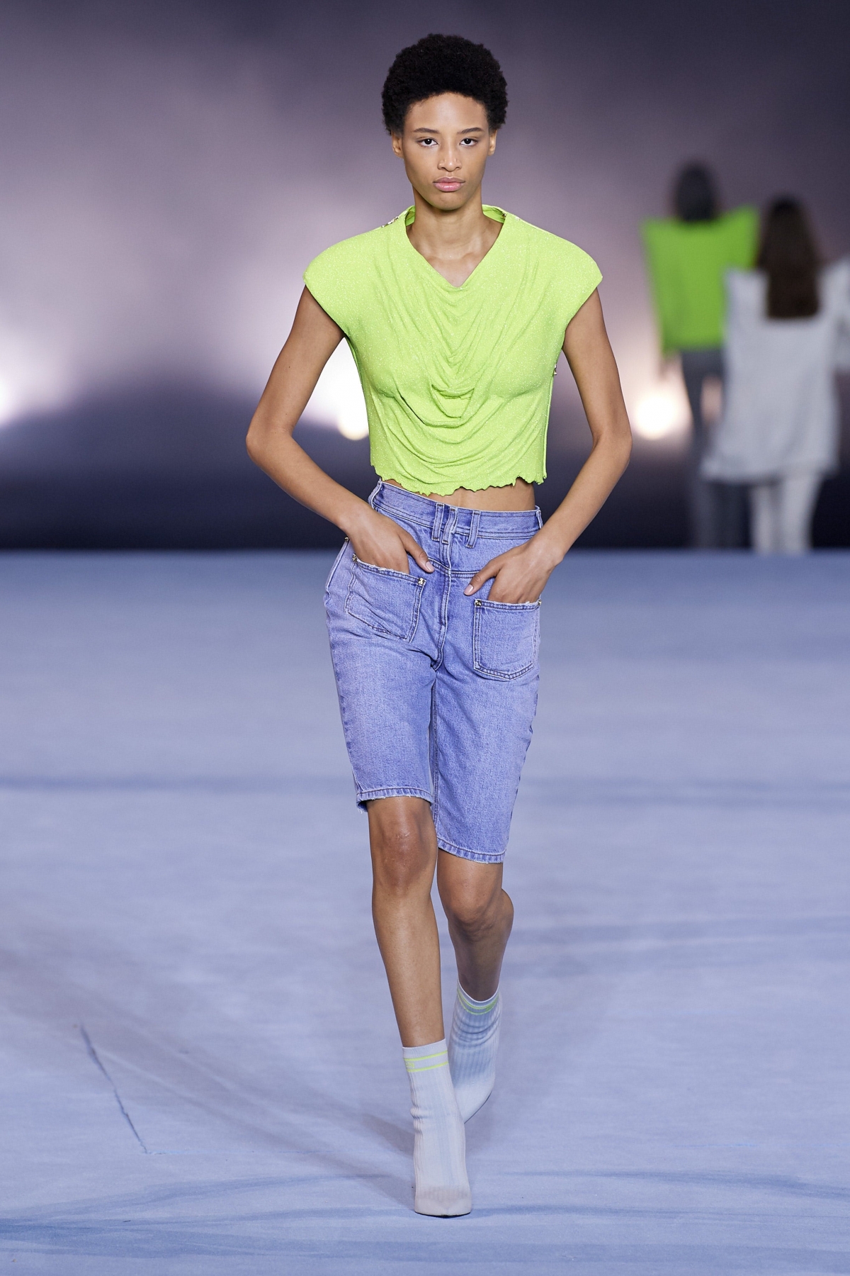 百慕達短褲配上短靴雖然好看，但身高嬌小的女孩要注意靴筒長度。