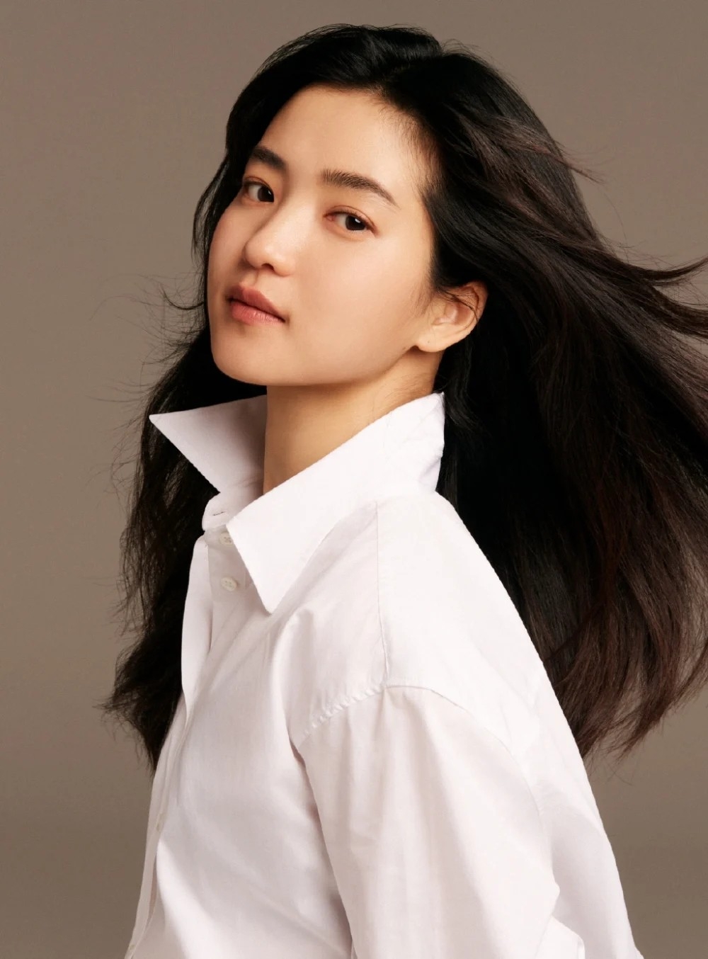 金泰梨長髮飄逸