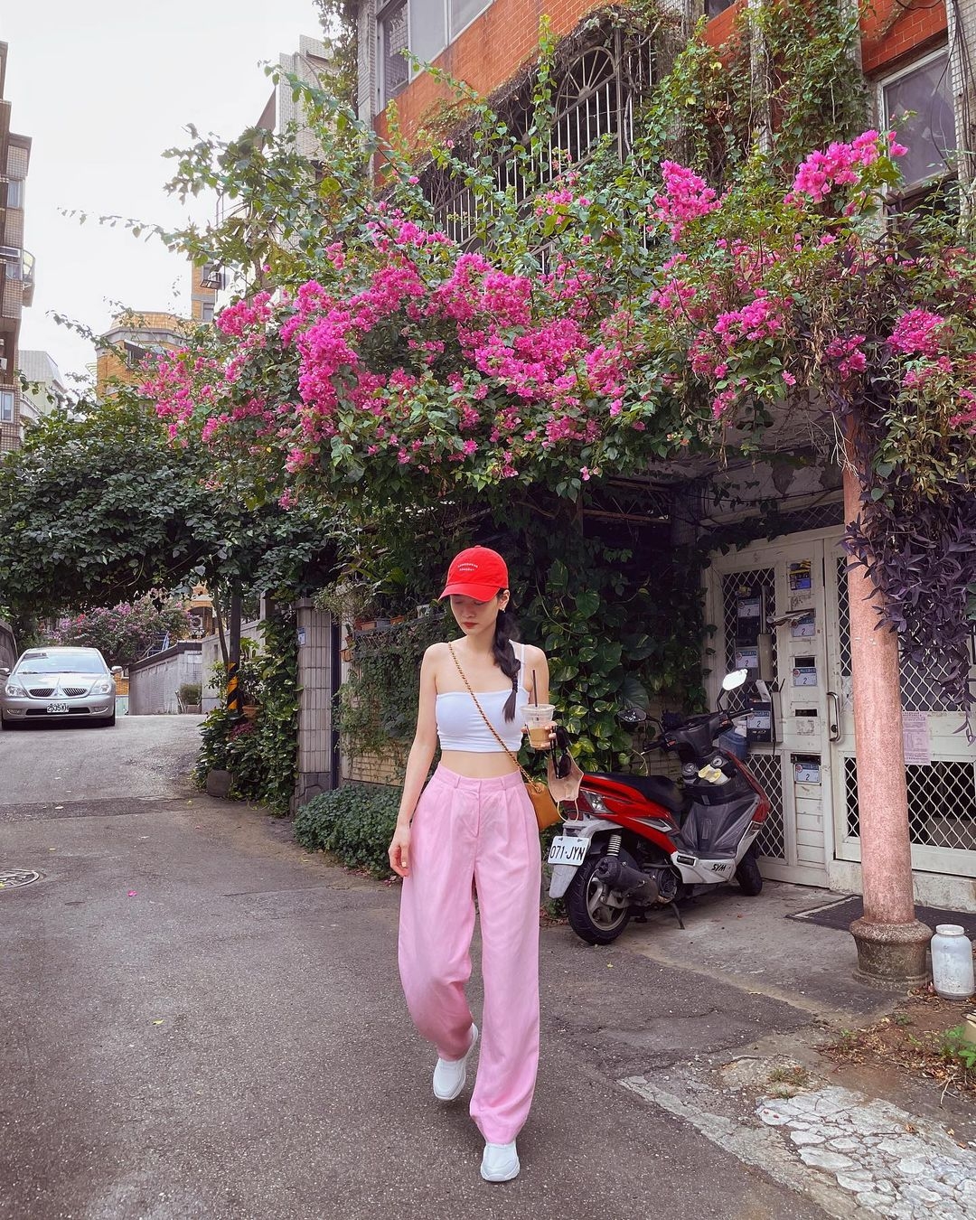 粉色長褲配上正紅色老帽非常搶眼。