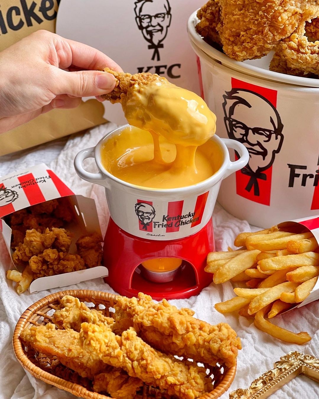 肯德基「炸雞起司鍋」示意圖（2021年套餐版本）