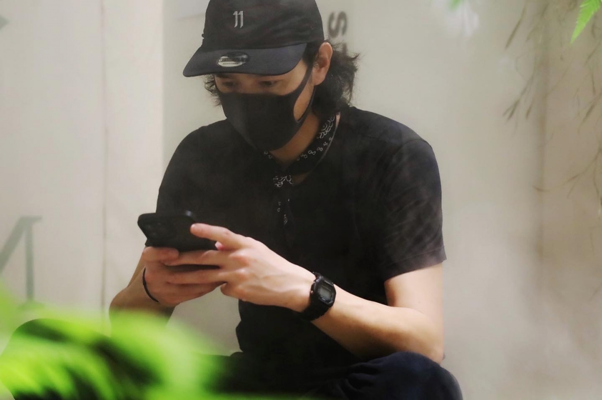 丁春誠身兼許多角色,是一位演員亦是位藝術策展人。