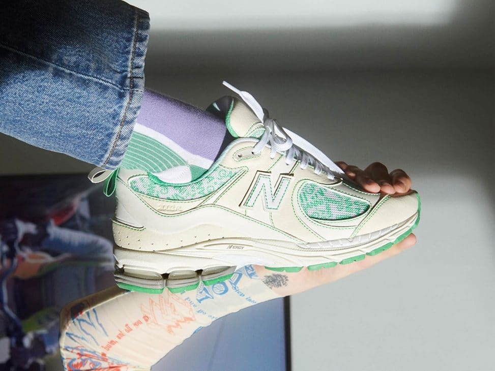 此次聯名系列是以 New Balance 經典鞋款 2002R 作為設計概念。