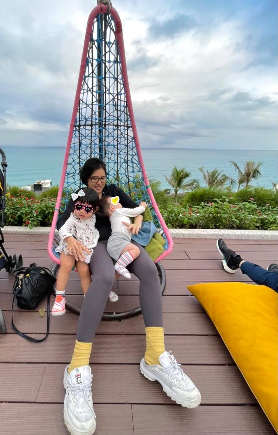 Hold住姊(謝依霖)與孩子