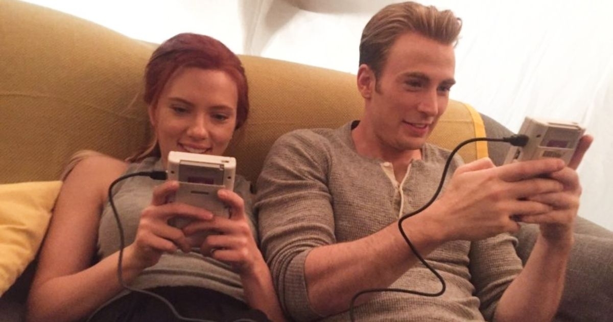 史嘉蕾與克里斯伊凡在《復仇者聯盟 4》片場打復古 Gameboy