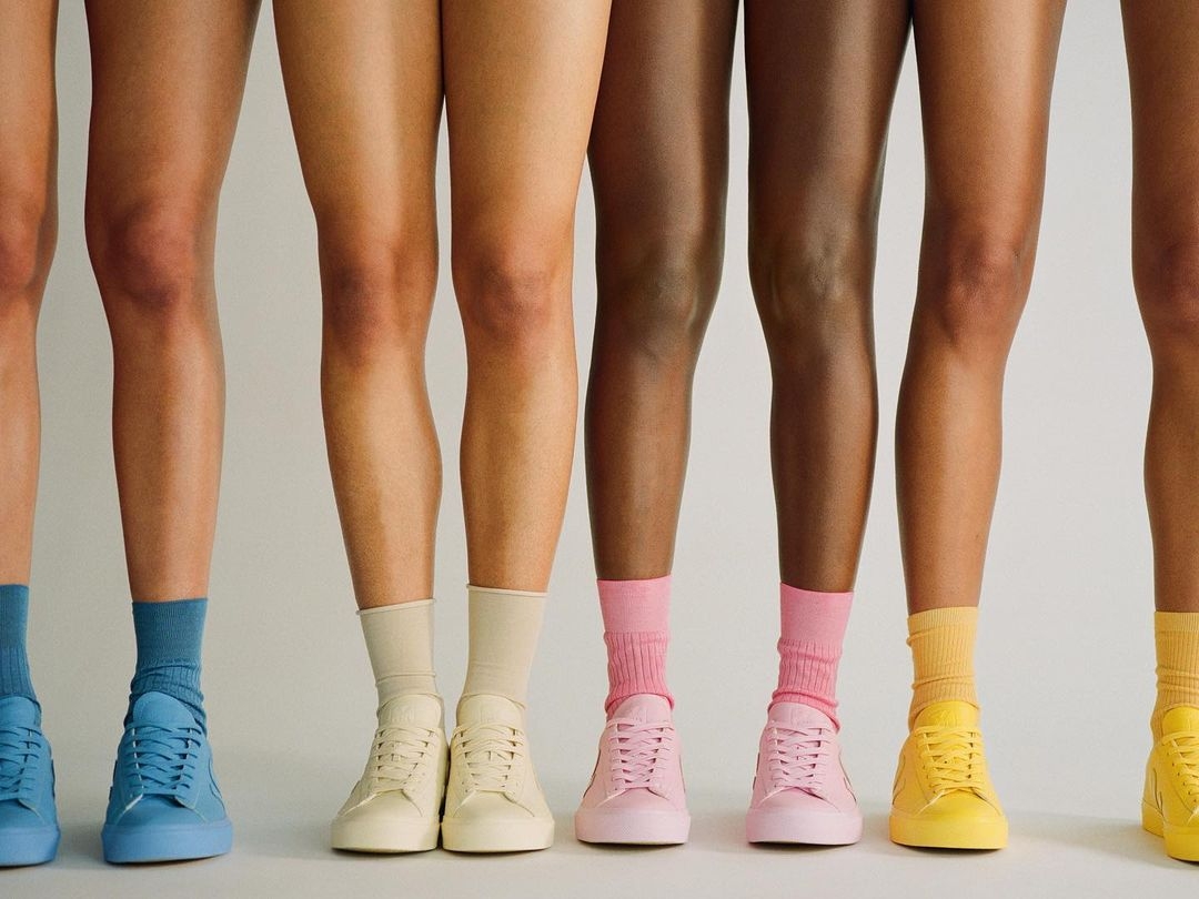 VEJA 和 Mansur Gavriel 聯名推出全新的 Campo 鞋履。