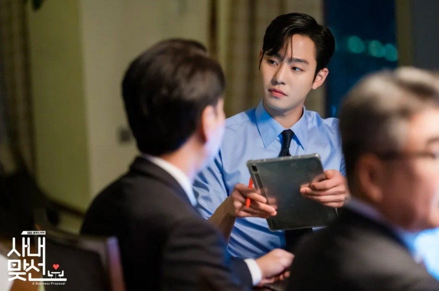 安孝燮在劇中有不少全程說英文的場景